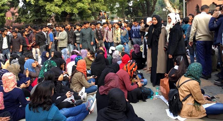 Tension in AMU: Administration stopped internet service in district