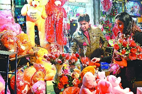 खूबसूरत तोहफे के साथ मनाएंगे वेेलेंटइान को खास