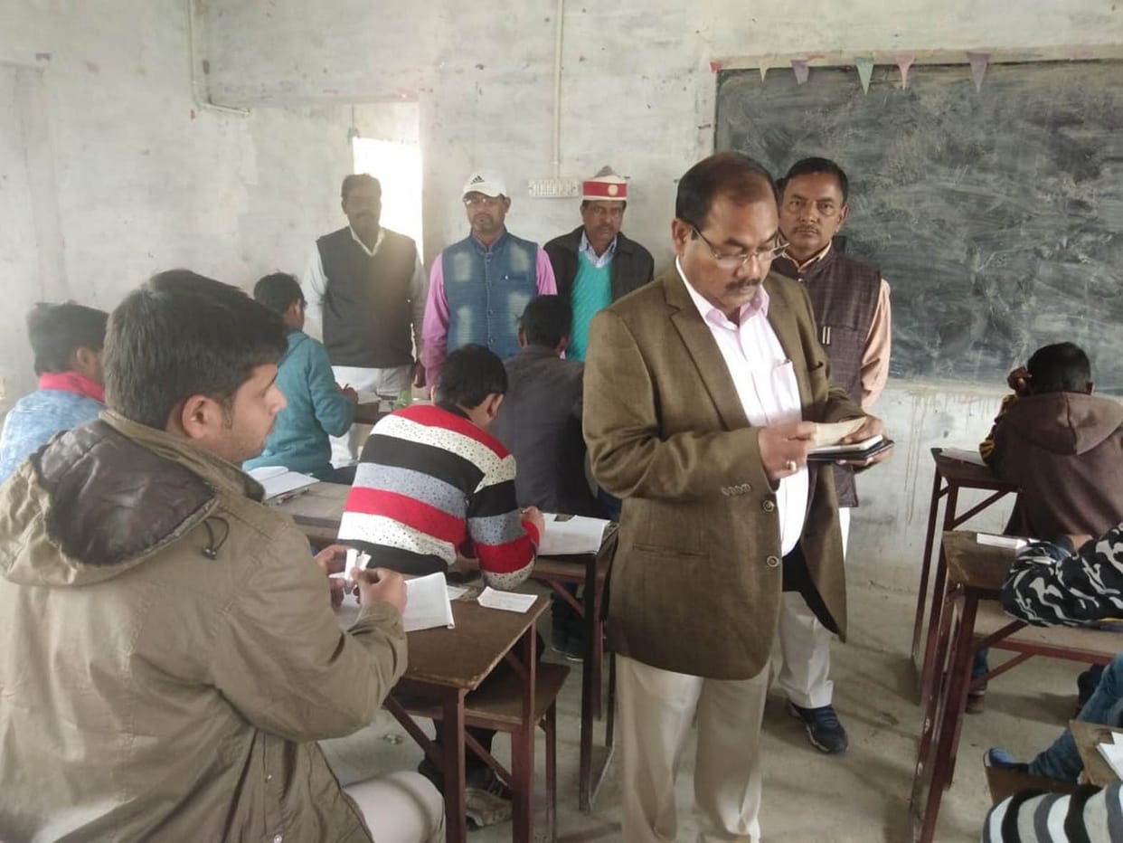 गलत प्रश्न-पत्र बांटने के आरोप में केंद्र व्यवस्थापक हटाए गए