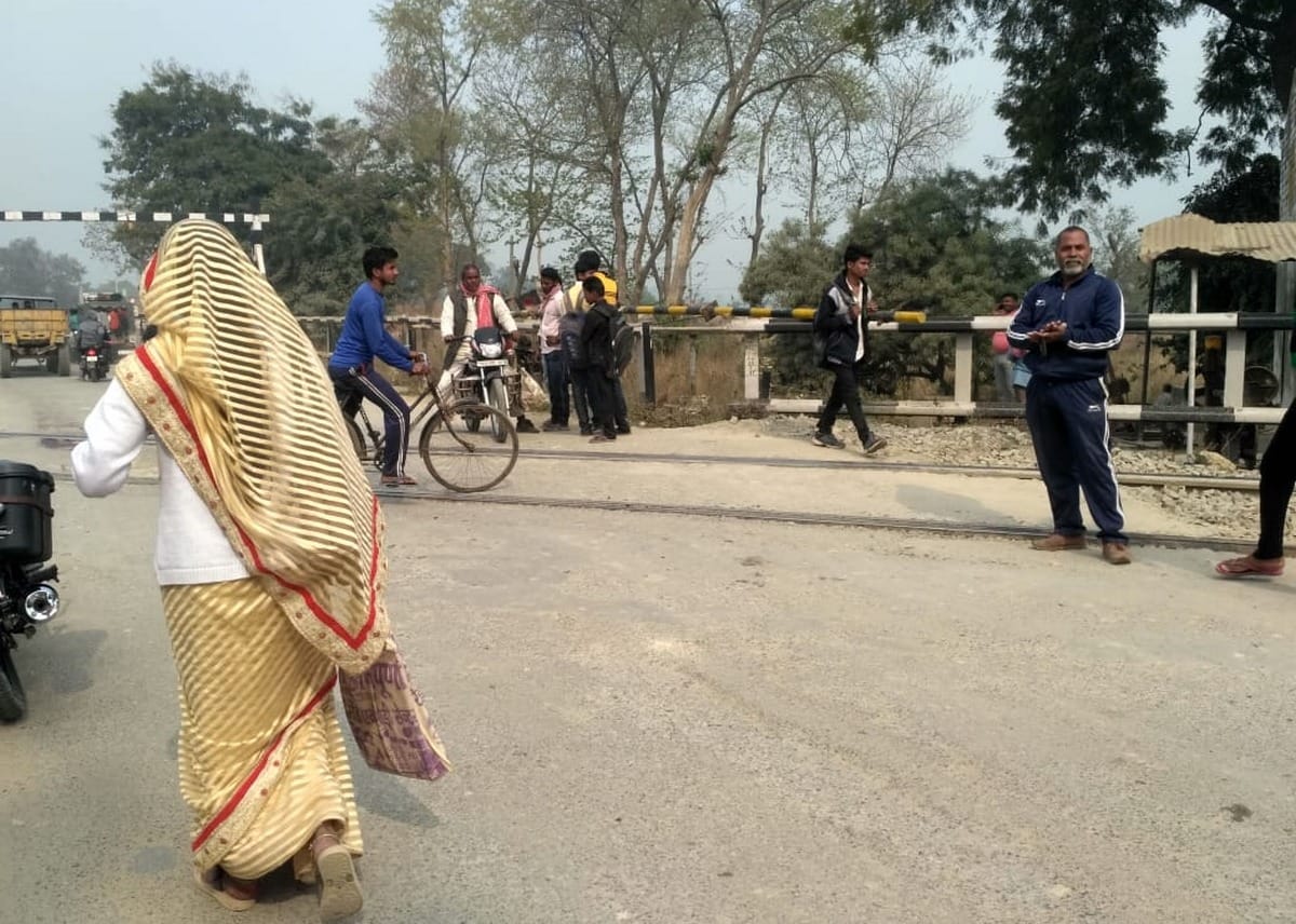 Man died due to fallen railway gate in ballia