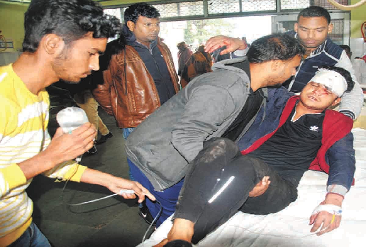 Pratapgarh: student beated in road, serious