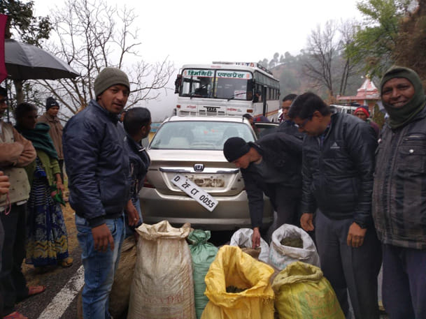 कार से आठ कट्टा गांजा बरामद, छह आरोपी पकड़े