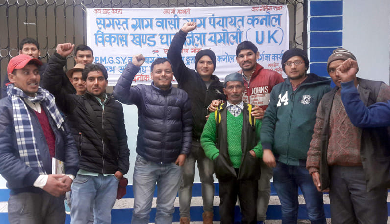 अपने गांव को सड़क से जोड़ने के लिए बारिश और बर्फबारी के बीच क्रमिक अनशन पर बैठे ग्रामीण