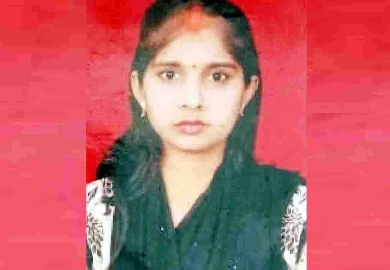 woman jumped ahead of the train and died