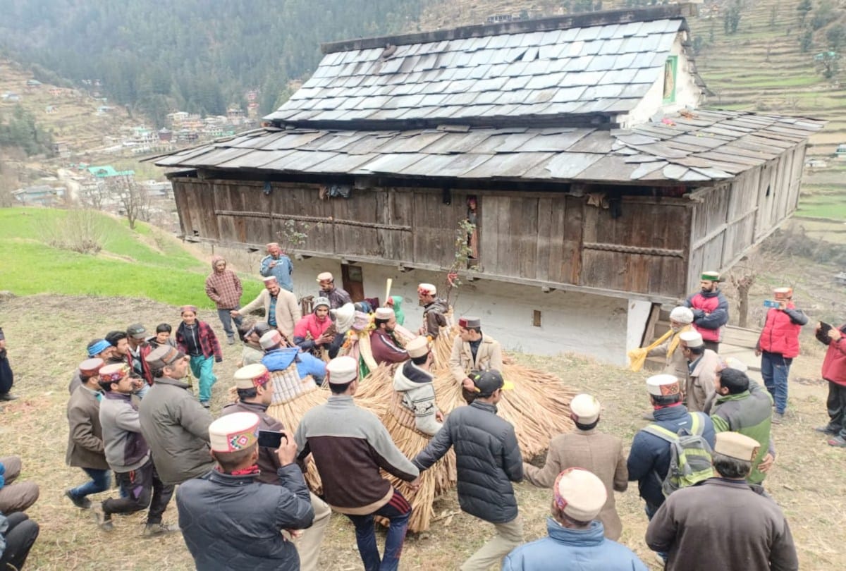 people dance Barefoot on the thorny bushes, in kullu himachal