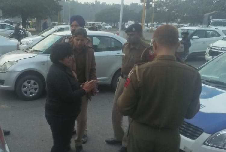 Drunk Lady Doctor Fight with Police On Road