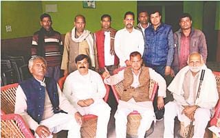 Protest against protesting Akhilesh