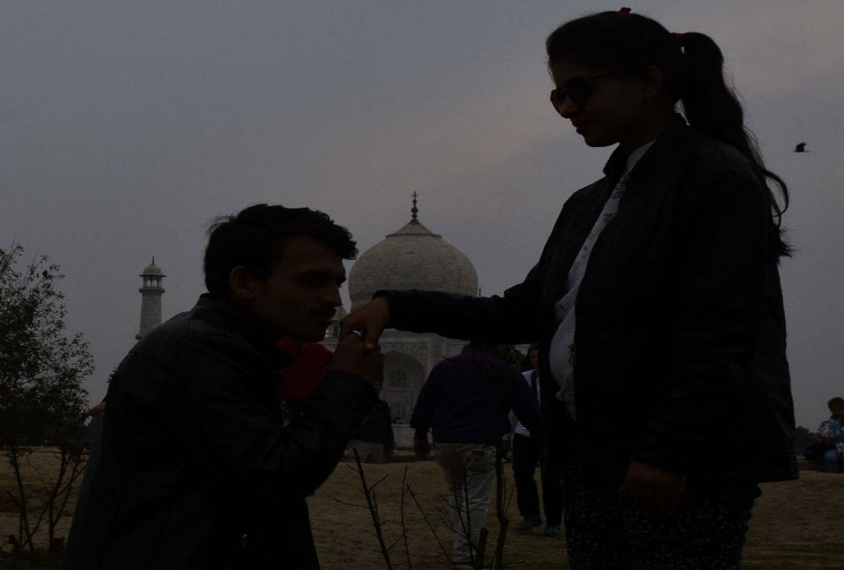 love couples propose each other at Taj Mahal on Valentine Day Pic