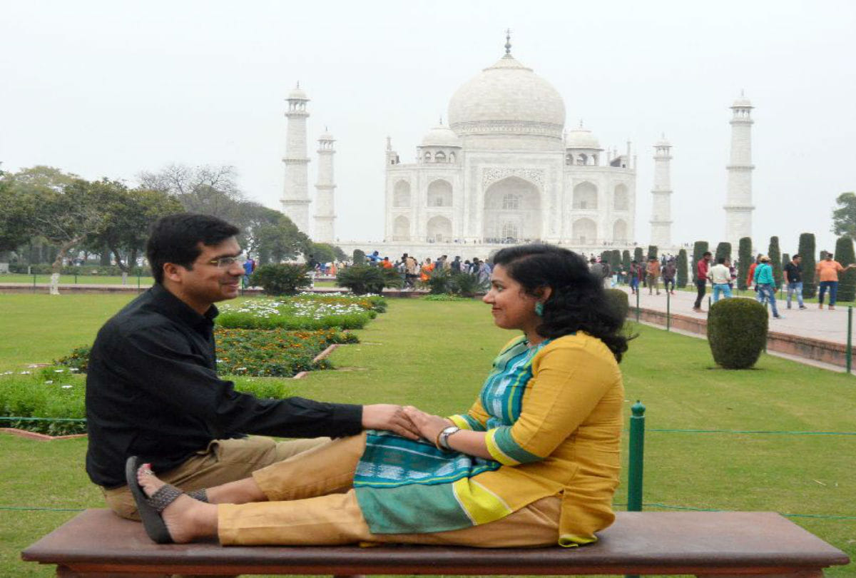 love couples propose each other at Taj Mahal on Valentine Day Pic