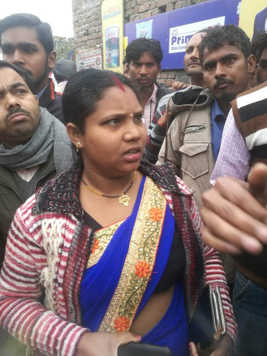 महिला ने दौड़ाकर जालसाज को पकड़ा