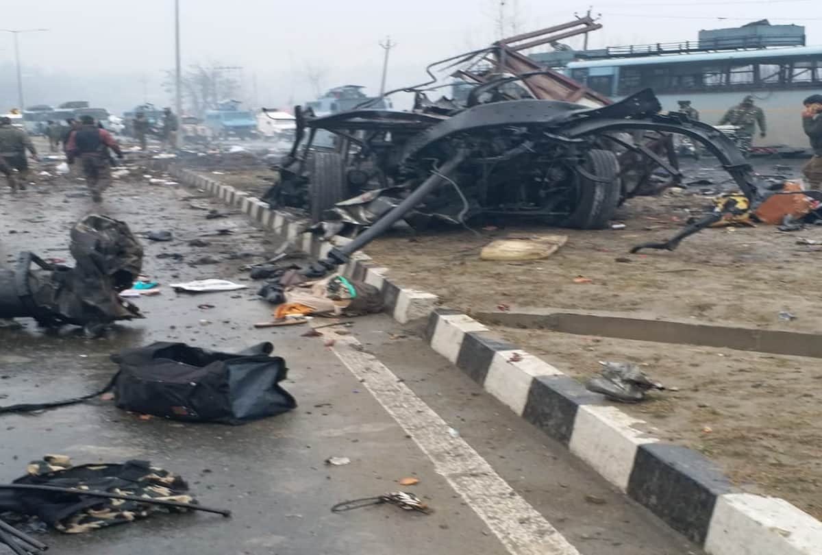 crpf vehicle attacked by militants at goripora of awantipora pulwama jammu kashmir