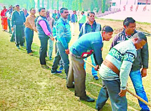 शिक्षकों ने खेलकूद में मारी बाजी, पांच इवेंट में दर्ज की जीत