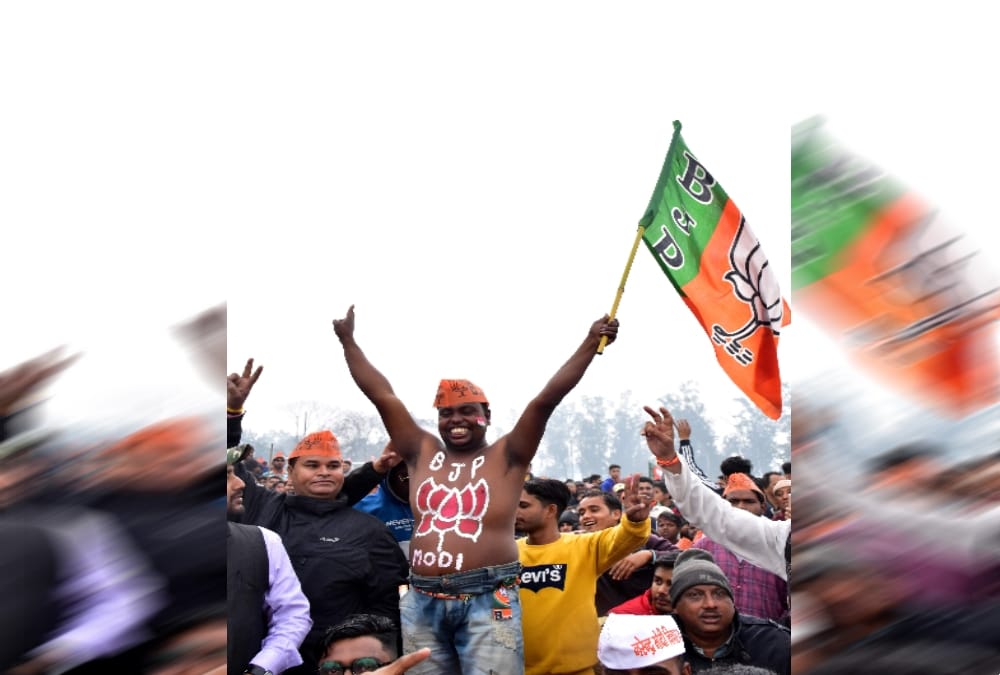 Fans crazy for Pm narendra modi Rally in rudrapur for take selfie with duplicate