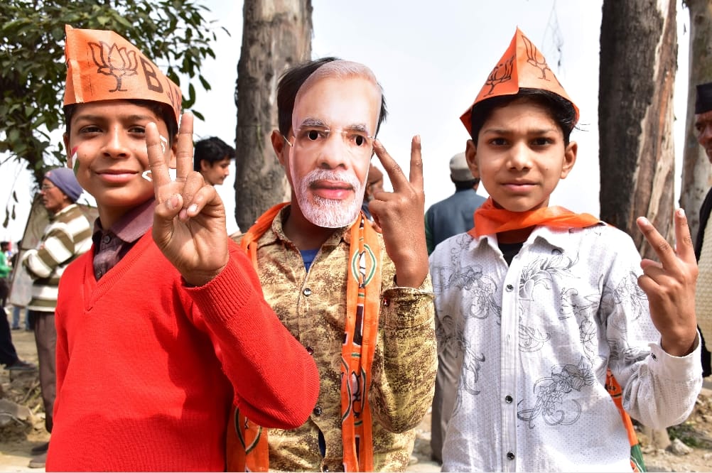 Fans crazy for Pm narendra modi Rally in rudrapur for take selfie with duplicate