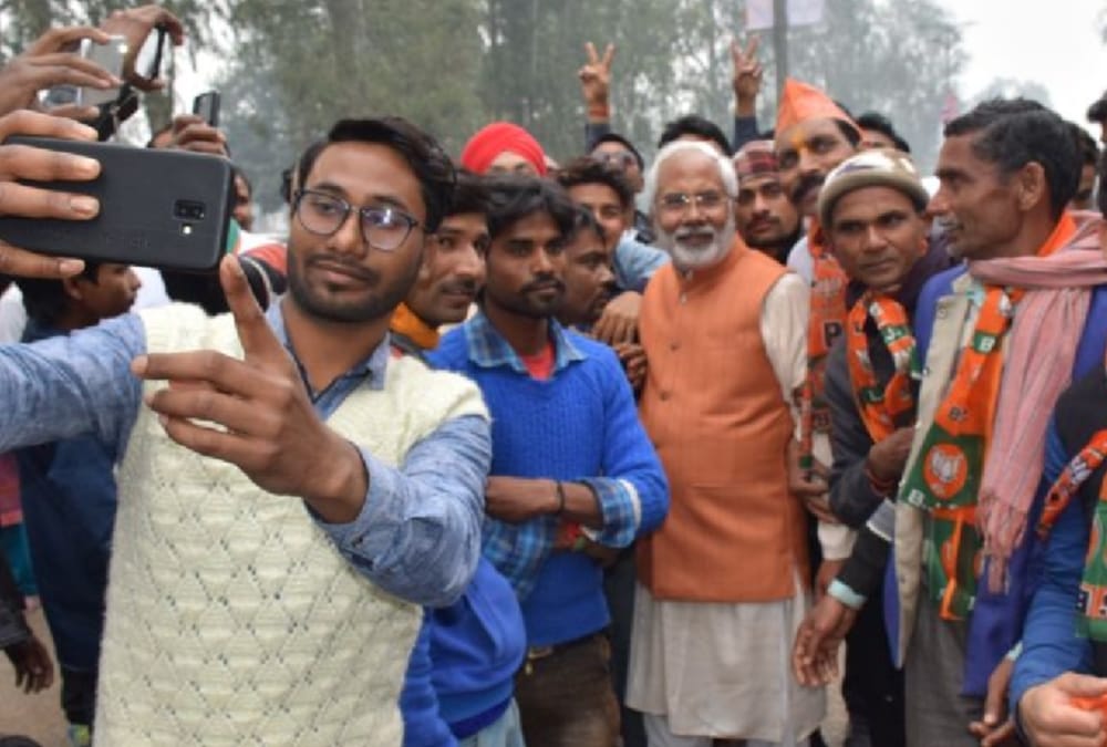 Fans crazy for Pm narendra modi Rally in rudrapur for take selfie with duplicate