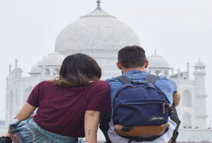ताजमहल को निहाता विदेशी युगल