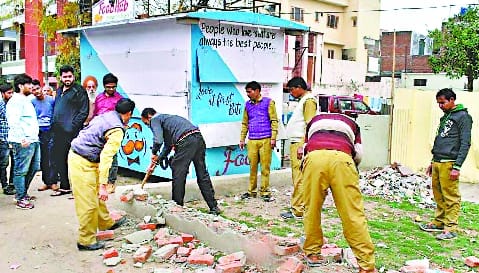 मम्मा का रखवाया कूड़ेदान हटवाया तो हथौड़ा चलवाया