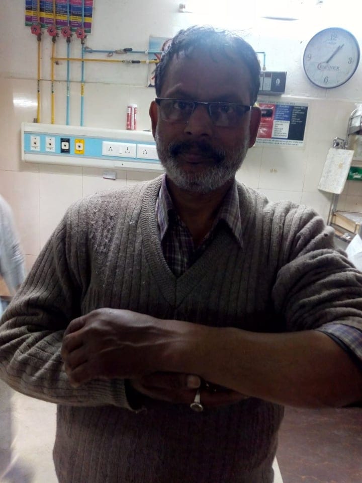 Big Loot on liquor shop owner After Beaten in dehradun photos