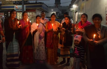 Pulwama terror attack angry people burn pakistan effigy in varanasi