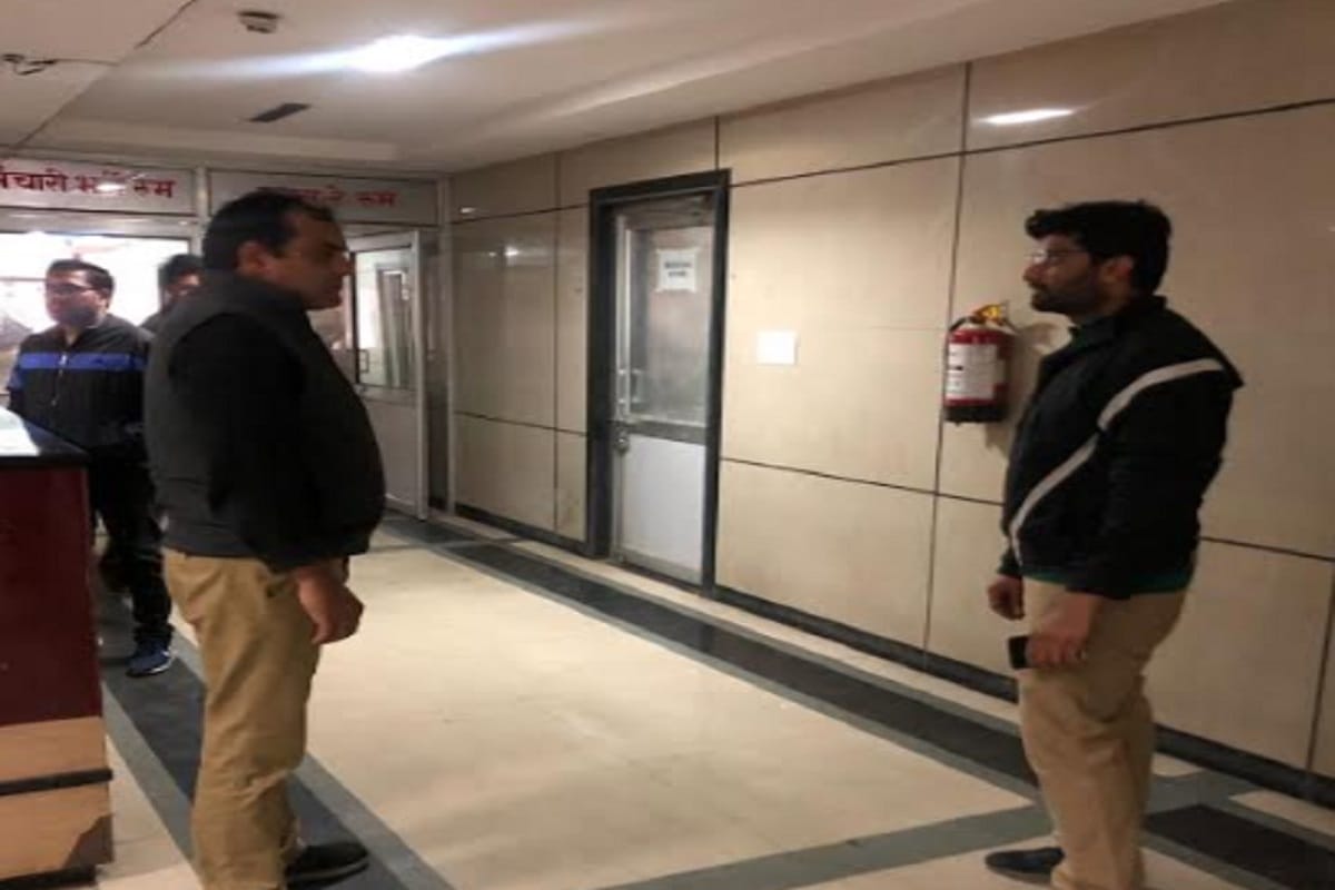 Meerut, gas cylinder leaks in meerut medical college emergency and, patient's condition worsened