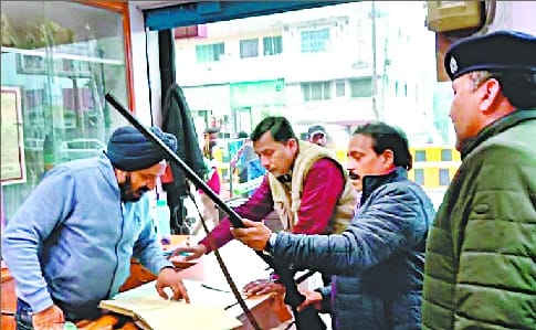 ओवररेट कर बेची जा रहे कारतूस, दिखाओ रिकार्ड