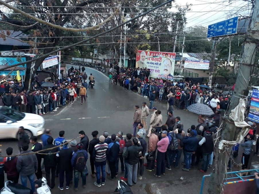 People crowd on road for saw pm narendra modi in ramnagar 