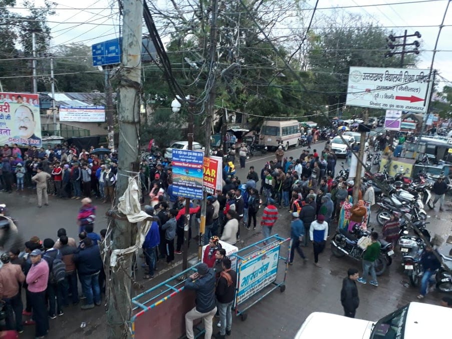 People crowd on road for saw pm narendra modi in ramnagar 