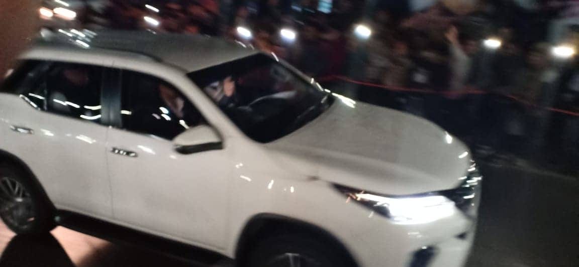 People crowd on road for saw pm narendra modi in ramnagar 