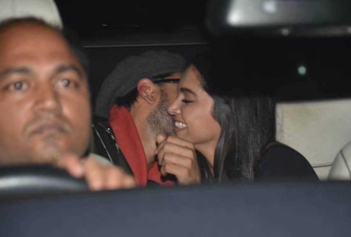 ranveer singh and deepika padukone reached for gully boy screening romance in car
