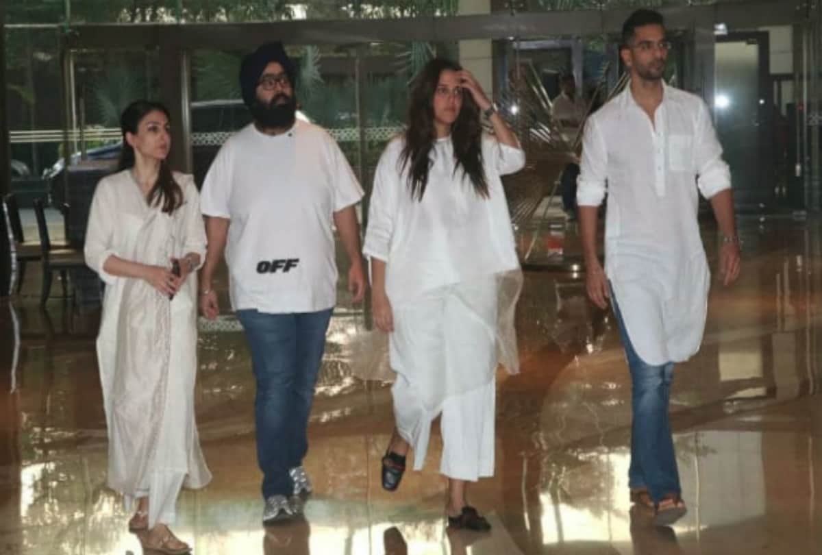 Amrita Arora to Kareena Kapoor bollywood celebrities reached Vikram Phadnis Mother Prayer Meet