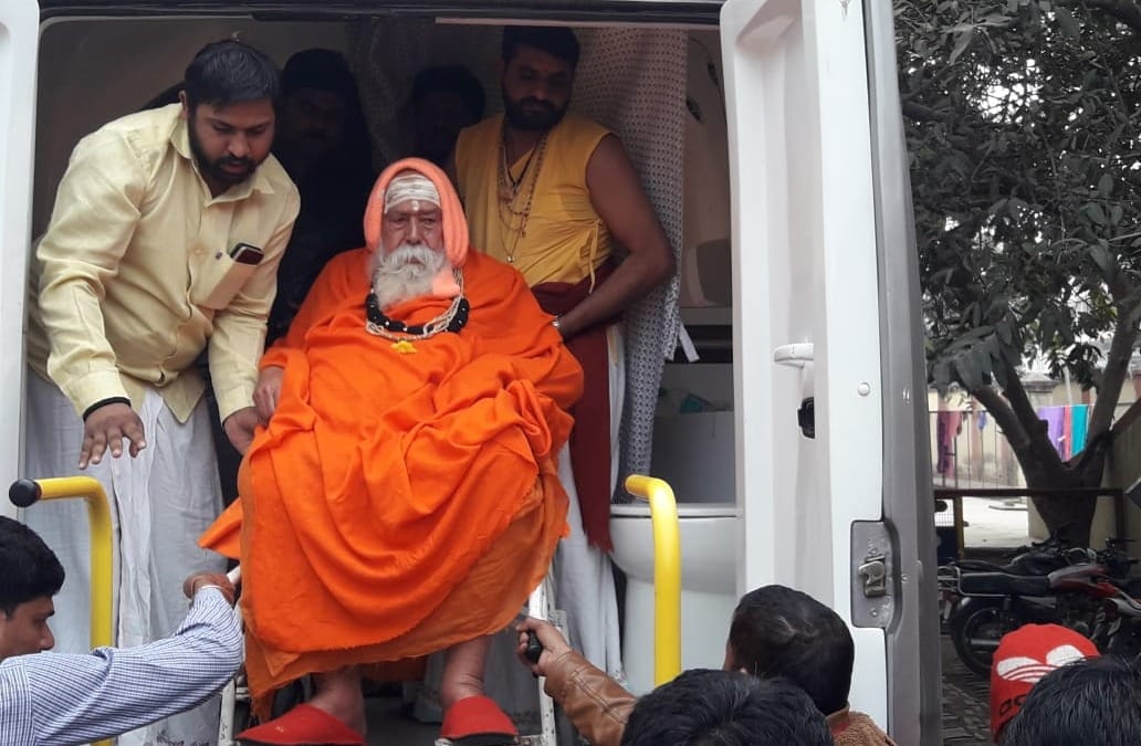 Swami swaroopanand saraswati sick and come BHU for treatment in varanasi