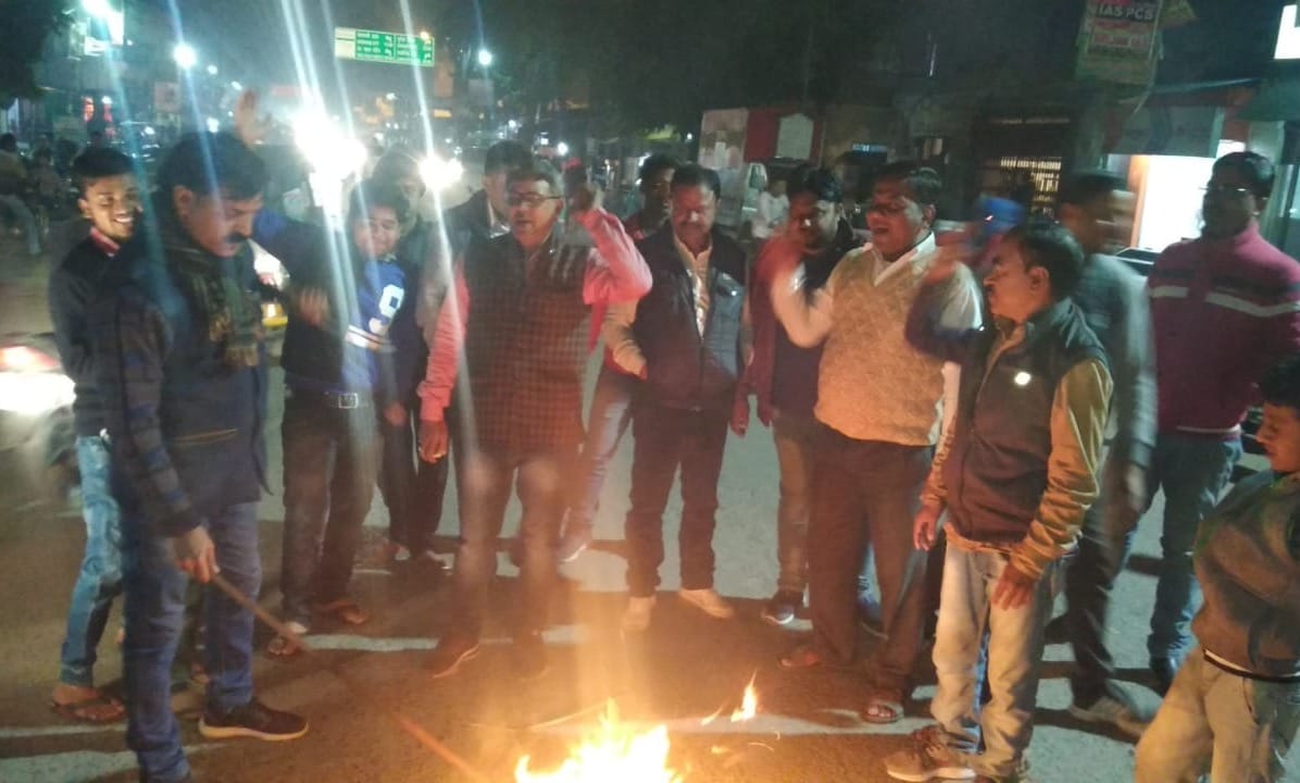 Pulwama terror attack angry people burn pakistan effigy in varanasi