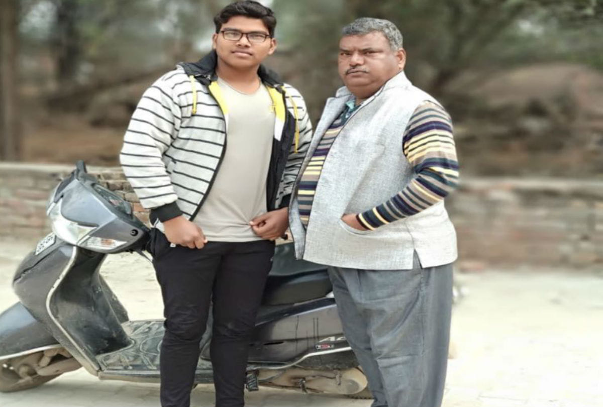 Agra martyr kaushal kishor photo with his son in agra