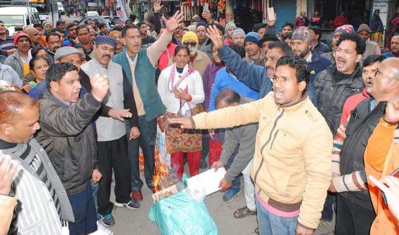 कर्णप्रयाग, गेरसैंण, देवाल और आदिबदरी में पुलवामा आतंकी हमले को लेकर लोगों ने फूंका पाकिसतन का पुतला