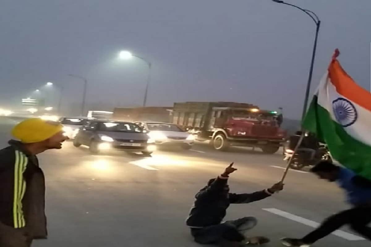 Pulwama terror attack: blow the effigy of Pakistan on the Eastern Peripheral Expressway in baghpat