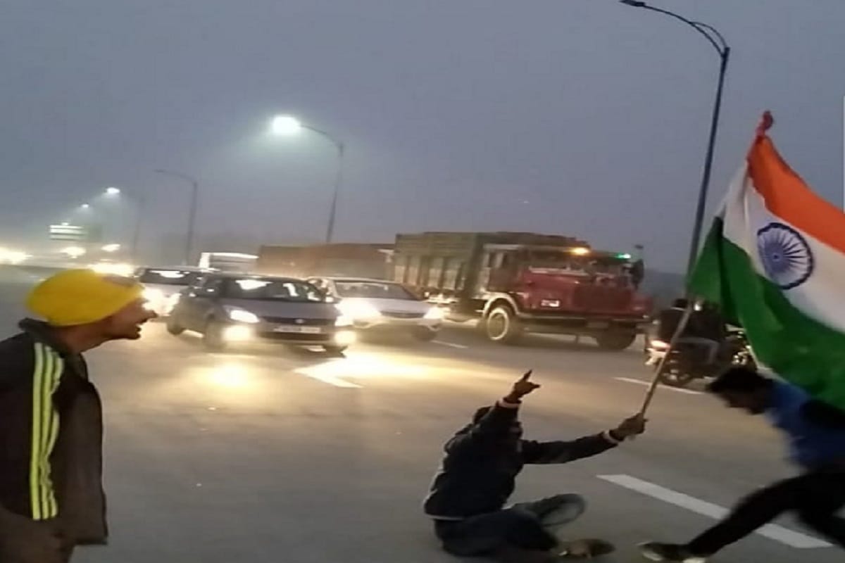 Pulwama terror attack: blow the effigy of Pakistan on the Eastern Peripheral Expressway in baghpat