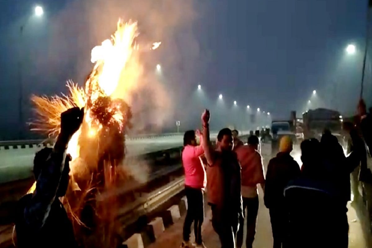 Pulwama terror attack: blow the effigy of Pakistan on the Eastern Peripheral Expressway in baghpat
