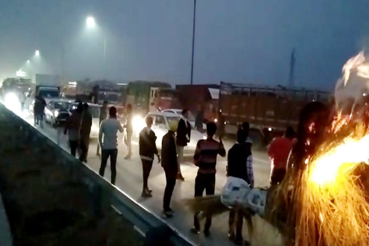 Pulwama terror attack: blow the effigy of Pakistan on the Eastern Peripheral Expressway in baghpat