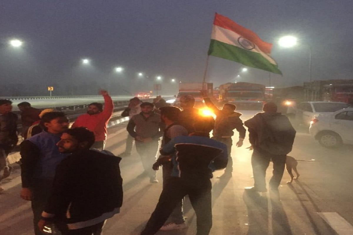 Pulwama terror attack: blow the effigy of Pakistan on the Eastern Peripheral Expressway in baghpat