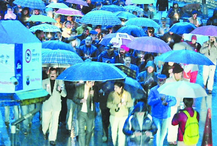 बर्फबारी-बारिश के बीच निकाला कैंडल मार्च