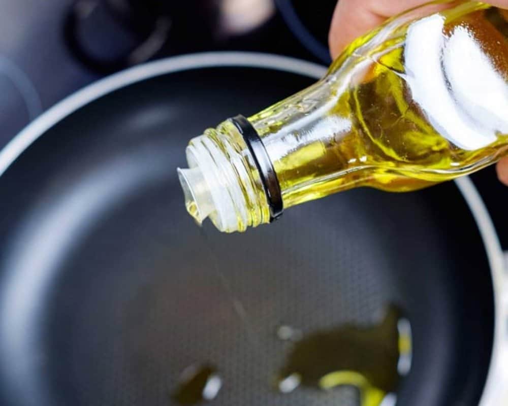 samosa shopkeeper throw oil on brother in mathura