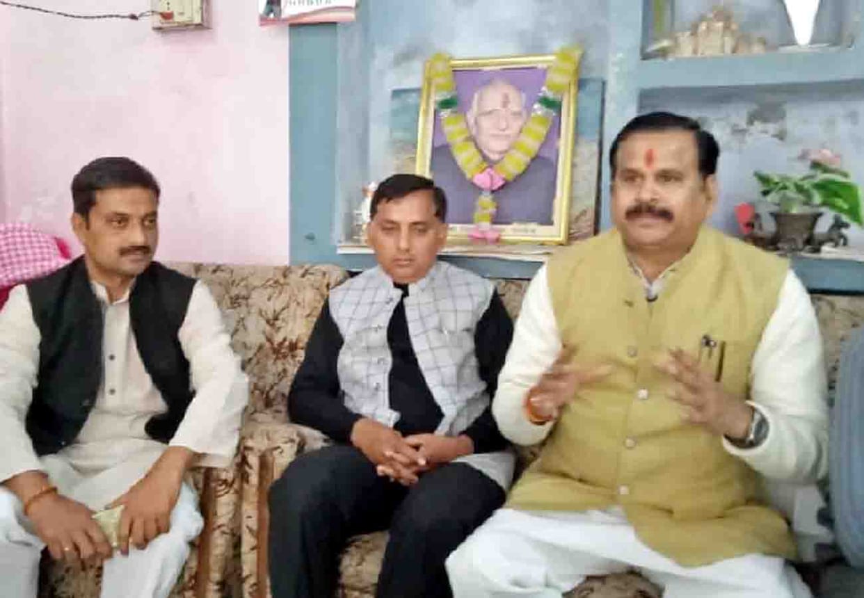 bjp targets rahul prianka and vadra
