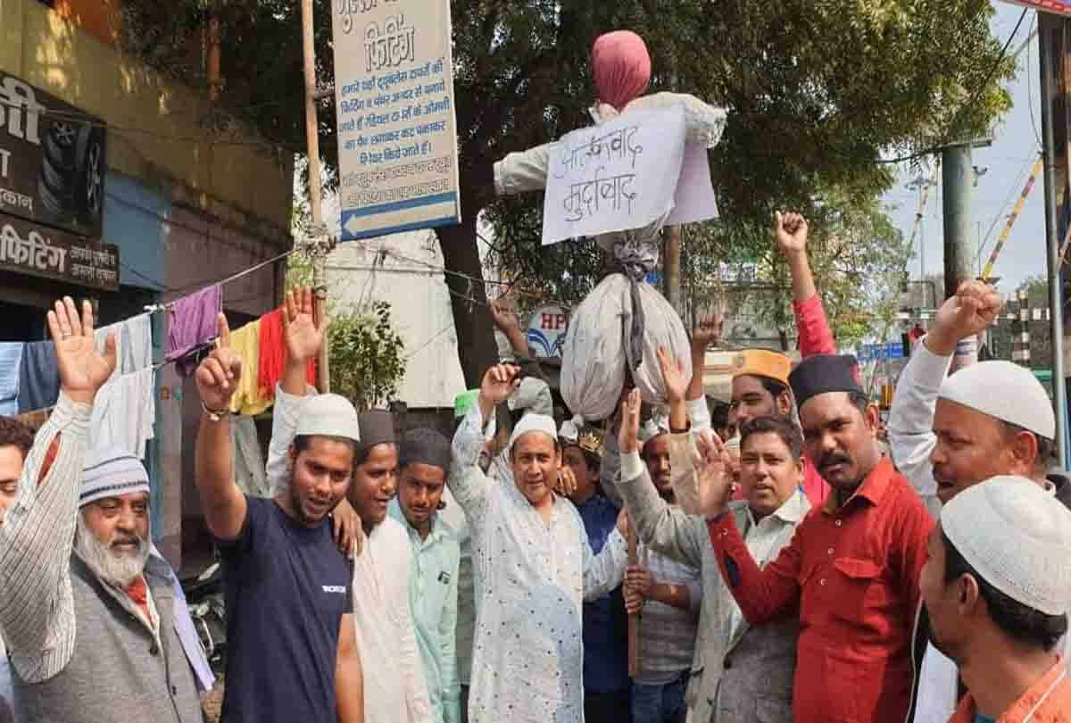 blow the effigy of terrorism in kanpur after Pulwama Terrorist attack