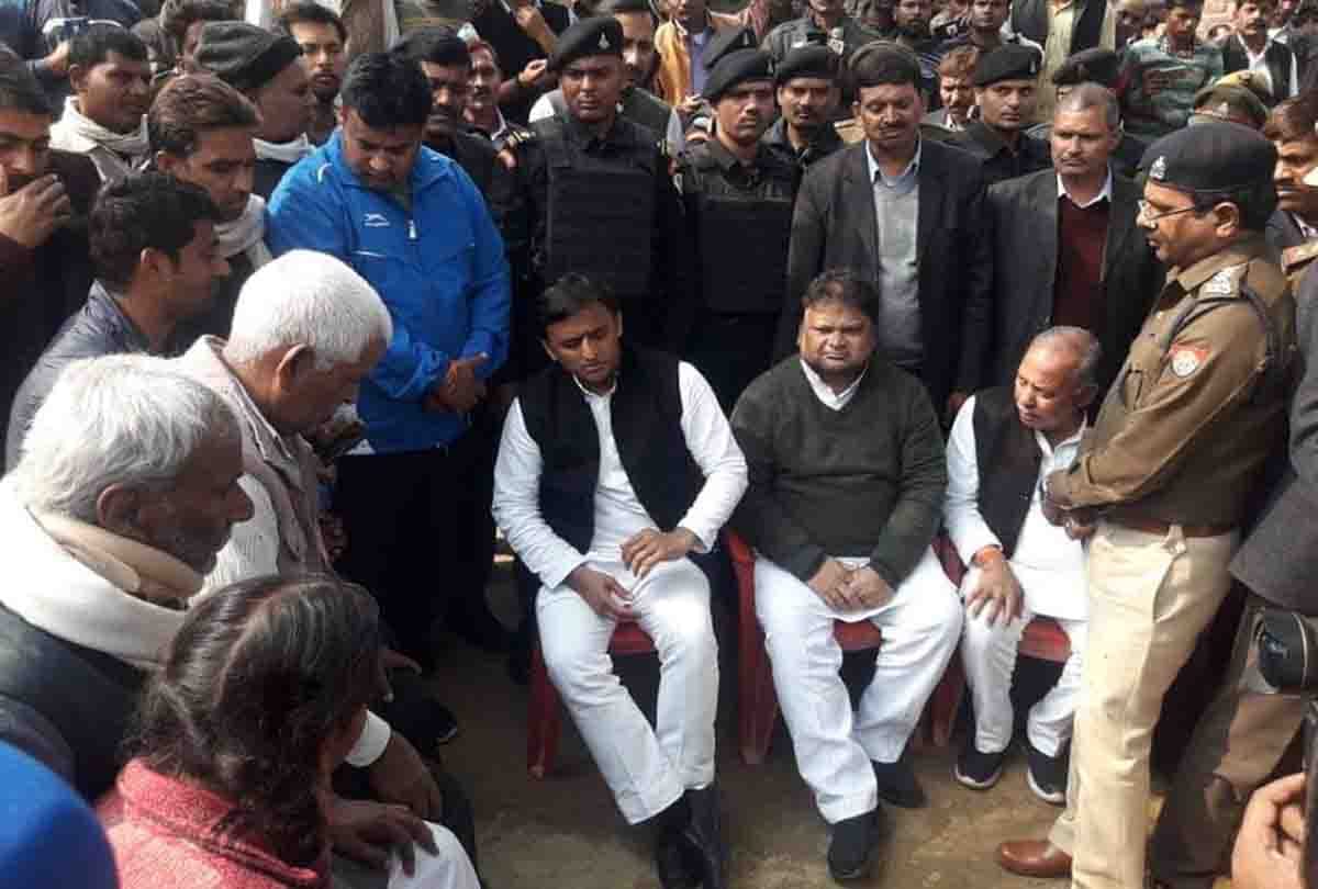 akhilesh yadav reached martyr house in kannauj