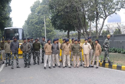 Tribute to  pulwama martyrs from candle march in delhi