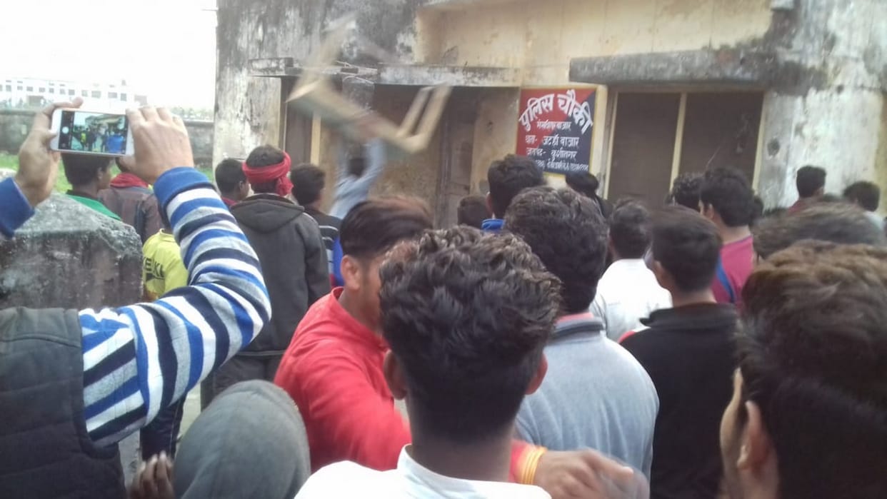 सिपाही ने किया किशोरी से दुष्कर्म, उग्र भीड़ ने चौकी में की तोडफोड़