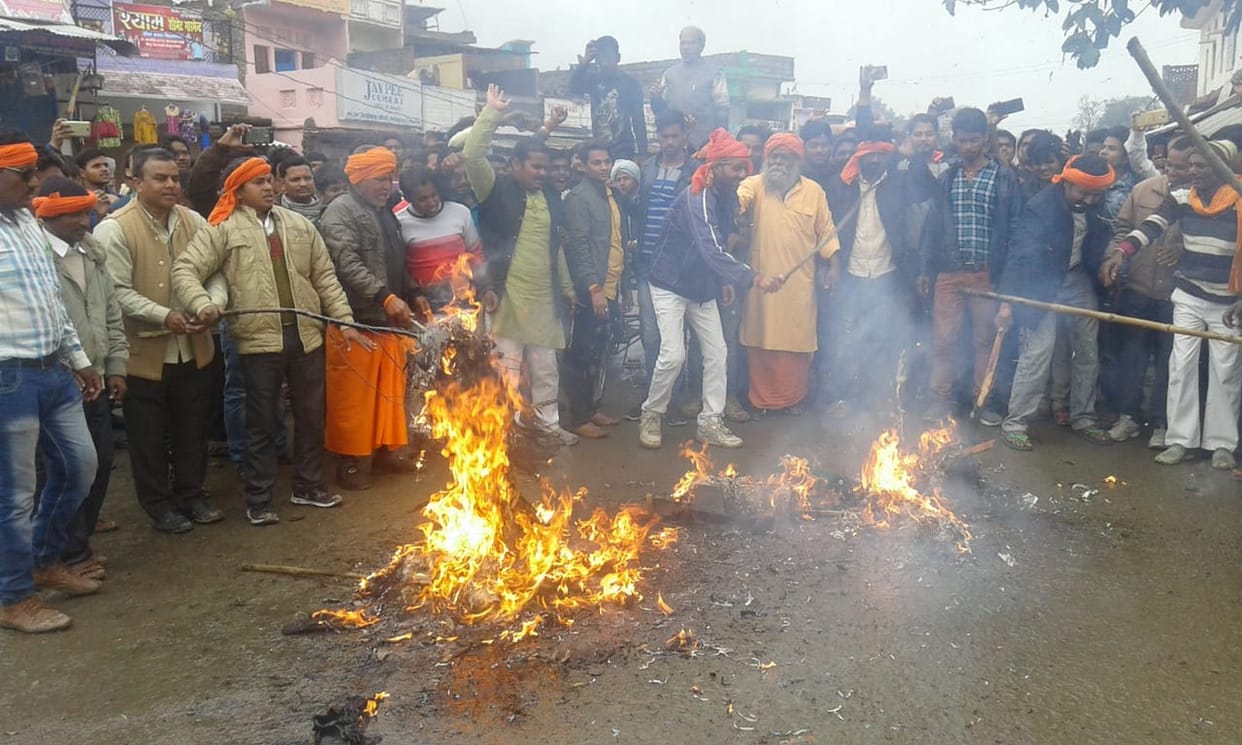 पाकिस्तान के पीएम का पुतला जलाया