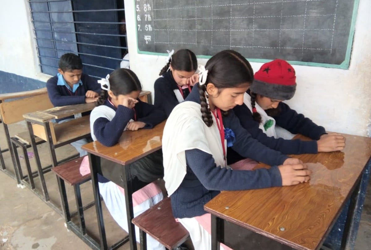 School Students Mourn DeathCRPF Jawan Tilak Raj Martyr In Pulwama Attack Kangra Himachal Pradesh