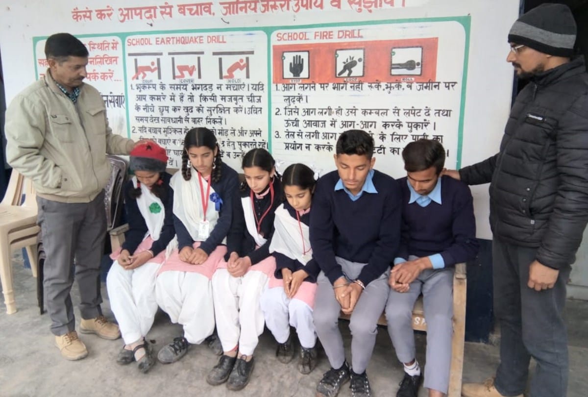 School Students Mourn DeathCRPF Jawan Tilak Raj Martyr In Pulwama Attack Kangra Himachal Pradesh