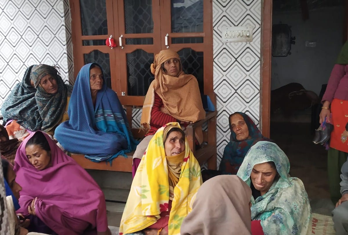 Pulwama Terror Attack Martyr CRPF Jawan Tilak Raj Mother and wife in shock